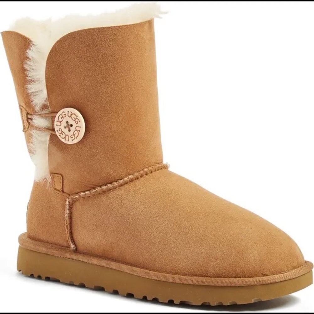 COPY - NWOT Bailey Button II Boot
UGG® | Size 7 | Chestnut
